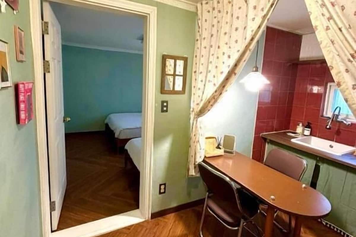 1 bedroom, premium bedding, free WiFi, bed sheets