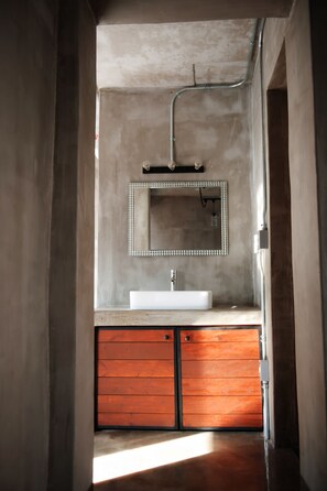 Studio Desain | Kamar mandi | Pengering rambut, sandal,  dan handuk