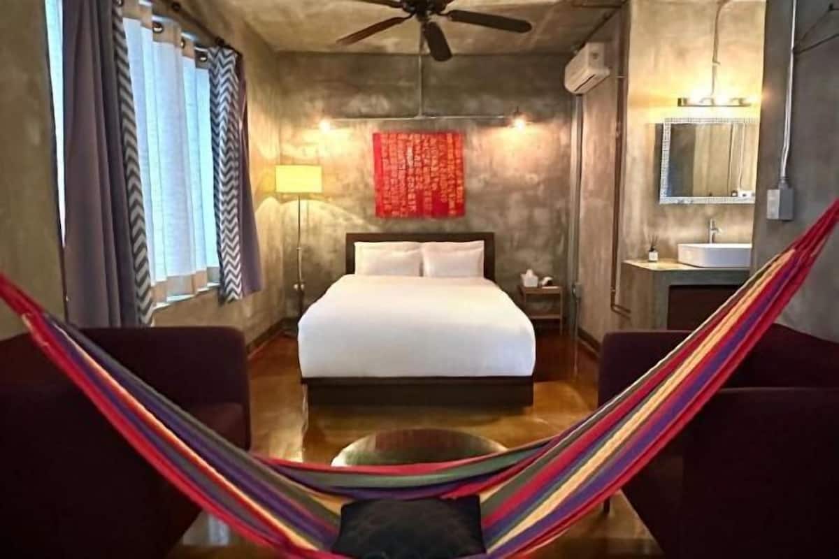 1 bedroom, premium bedding, free WiFi, bed sheets