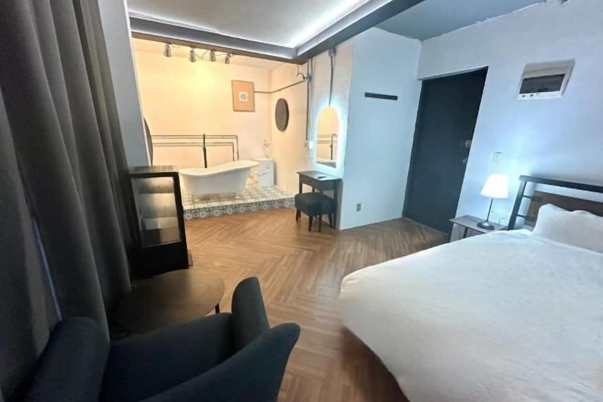 1 bedroom, premium bedding, free WiFi, bed sheets