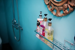 مجففات شعر، خف للقدمين، مناشف