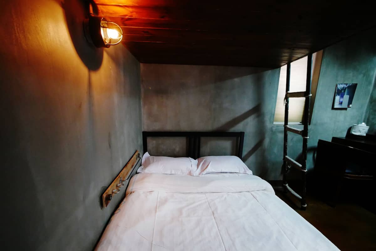 1 bedroom, premium bedding, free WiFi, bed sheets