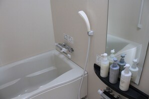 Suihkun ja ammeen yhdistelmä, ilmaiset hygieniatuotteet