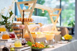 Desayuno buffet (THB 450 por persona) 