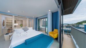 Una habitación de hotel moderna con una cama grande, un escritorio y un balcón con vistas.