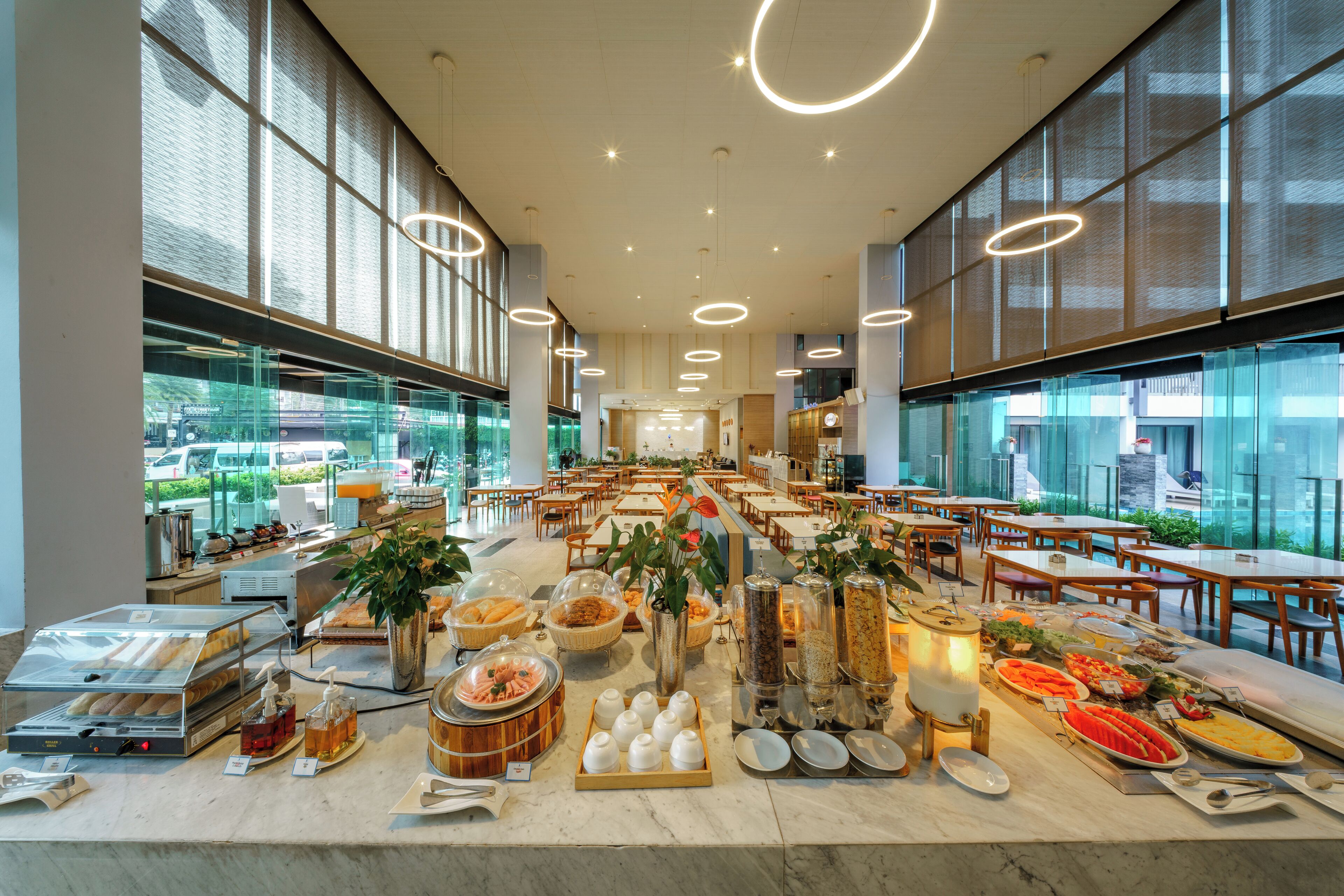 Breakfast, lunch, dinner served; international cuisine 