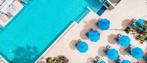 Utomhuspool, parasoller och solstolar