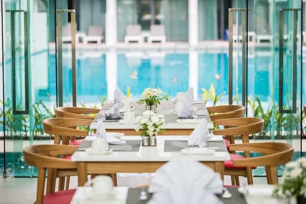 Phục vụ bữa sáng, bữa trưa, bữa tối, món ăn mang phong cách quốc tế