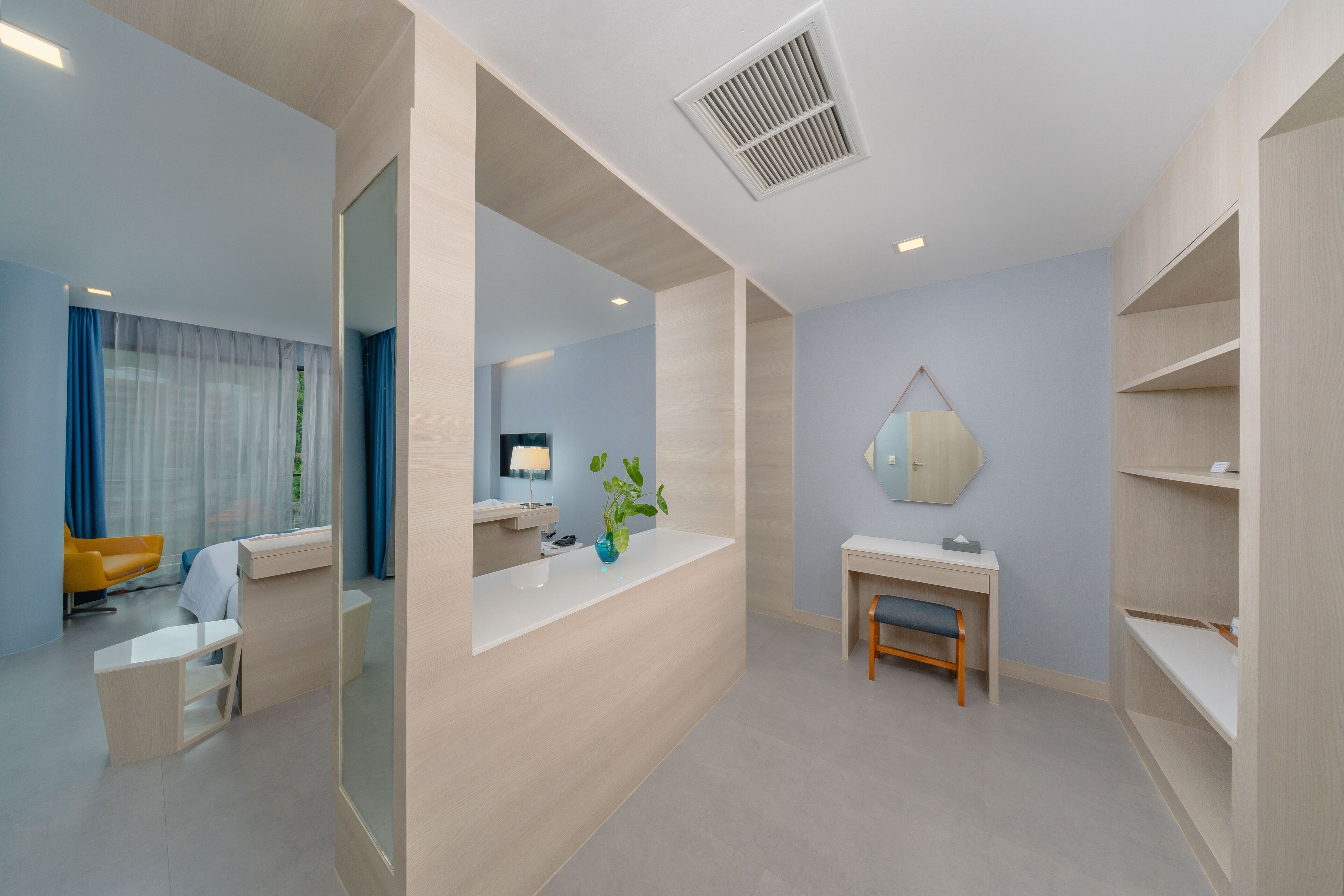 deluxe sweet room | in-room safe, desk, blackout curtains, soundproofing