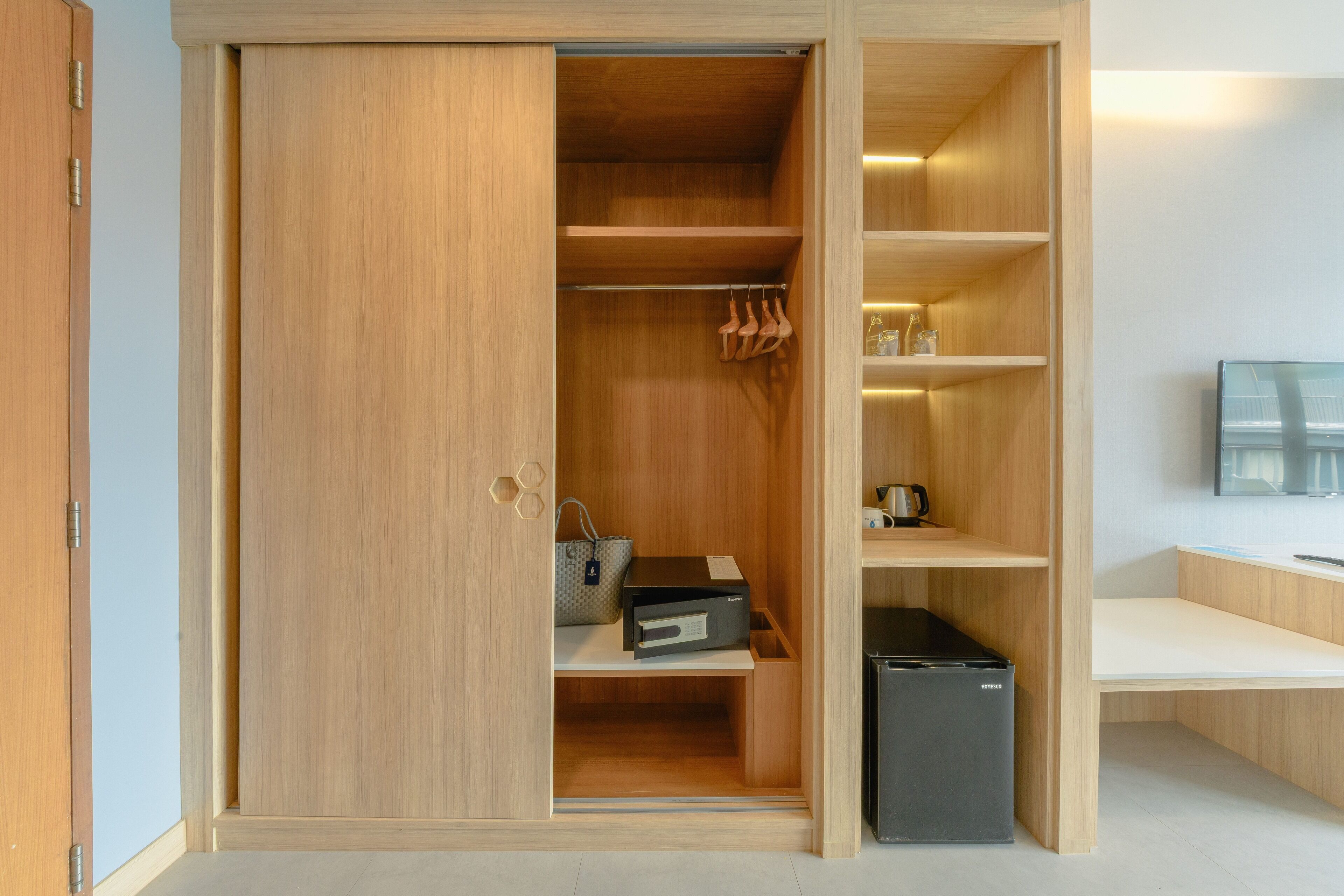 deluxe sweet room | wardrobe