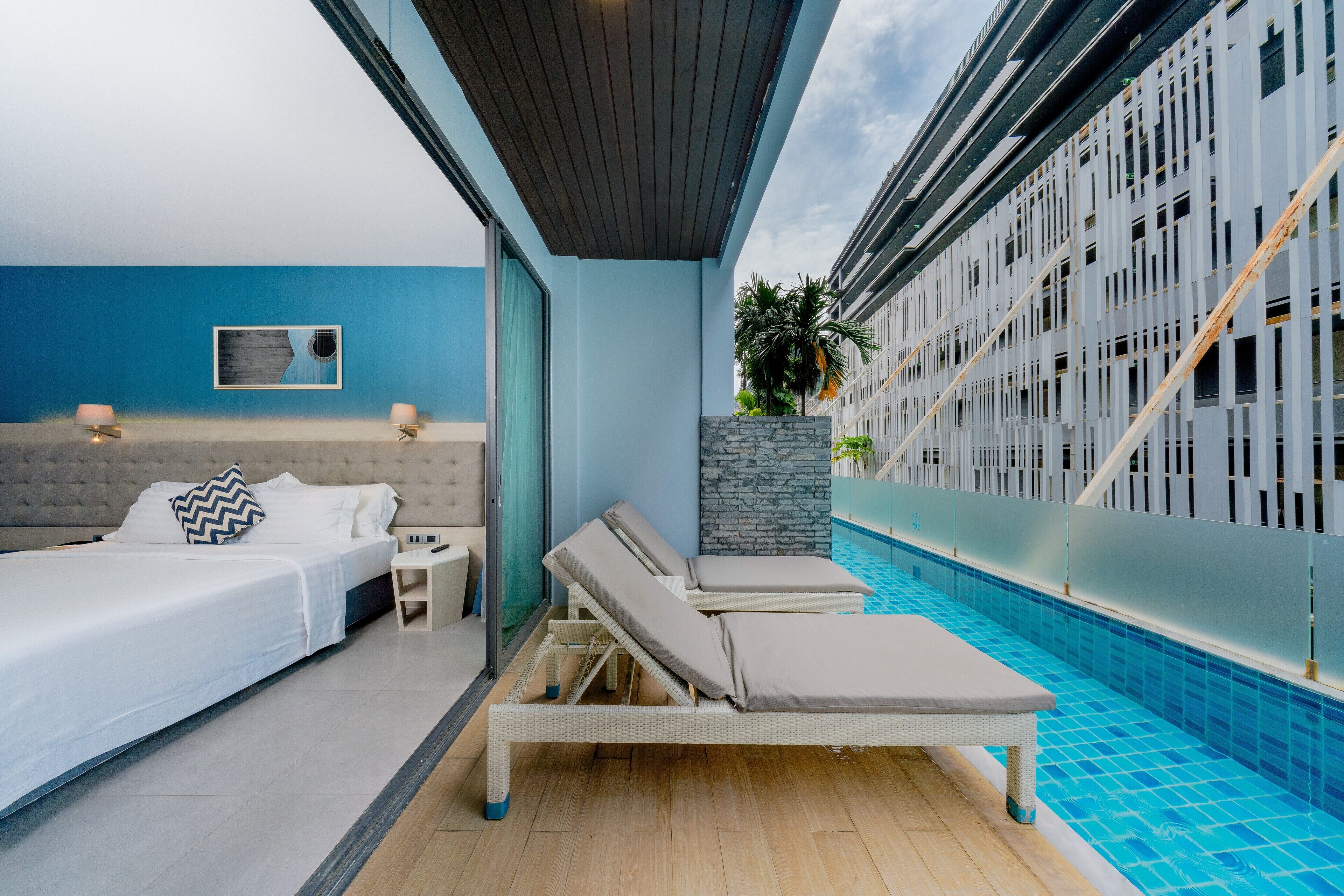 Deluxe Pool Facing Double or Twin Room | ตู้นิรภัยในห้องพัก, โต๊ะทำงาน, ผ้าม่านกันแสง, ห้องเก็บเสียง