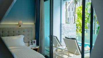 Deluxe Pool Facing Double or Twin Room | ตู้นิรภัยในห้องพัก, โต๊ะทำงาน, ผ้าม่านกันแสง, ห้องเก็บเสียง