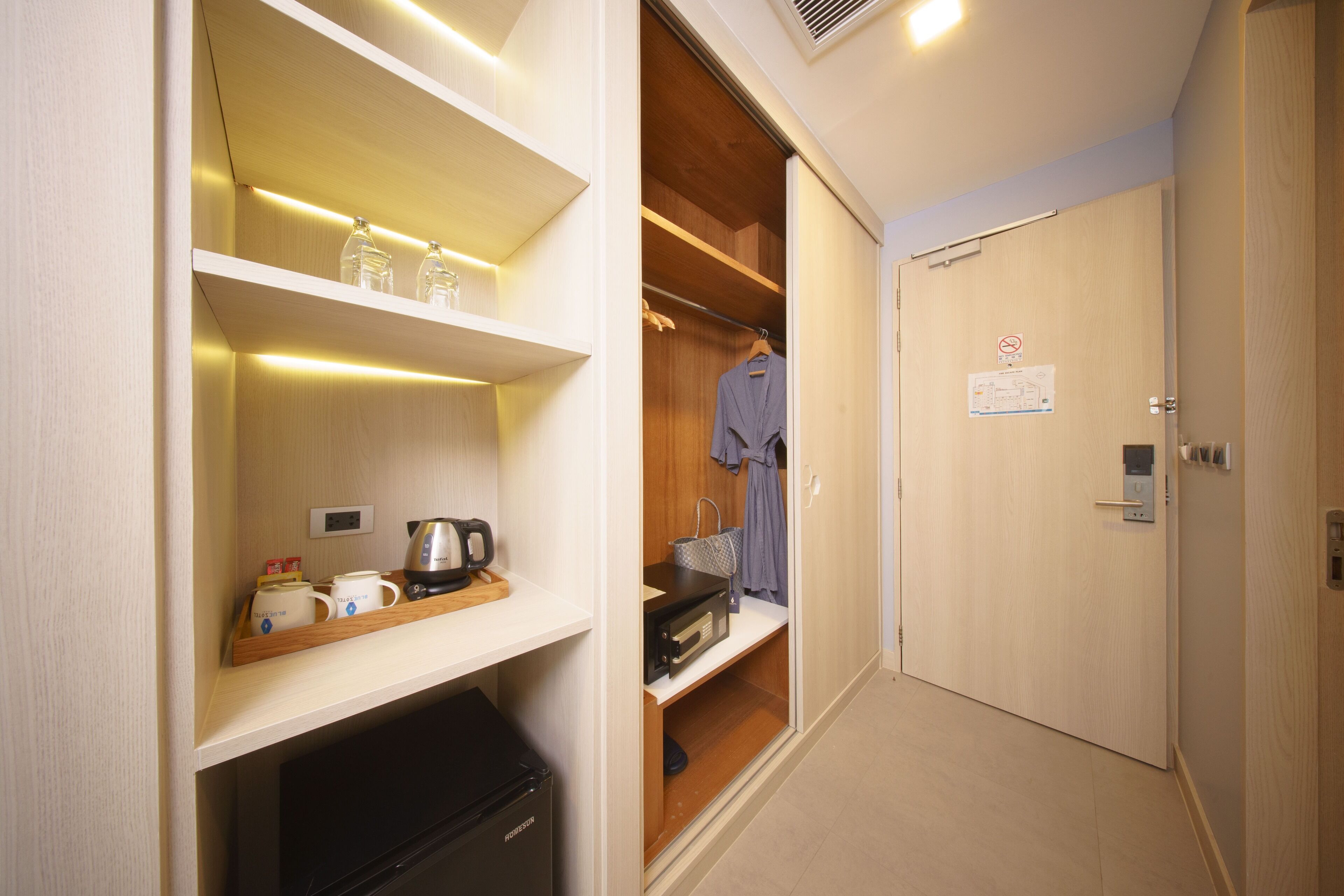 deluxe pool facing double or twin room | in-room safe, desk, blackout curtains, soundproofing