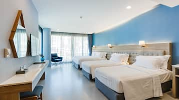 Deluxe Family Quad room with breakfast | ตู้นิรภัยในห้องพัก, โต๊ะทำงาน, ผ้าม่านกันแสง, ห้องเก็บเสียง