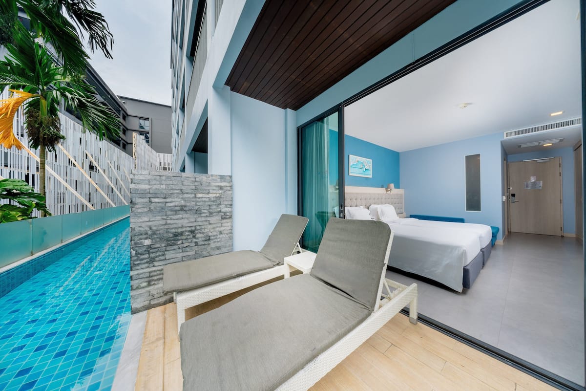 Une chambre d’hôtel moderne avec une piscine, un lit et une salle de bain.