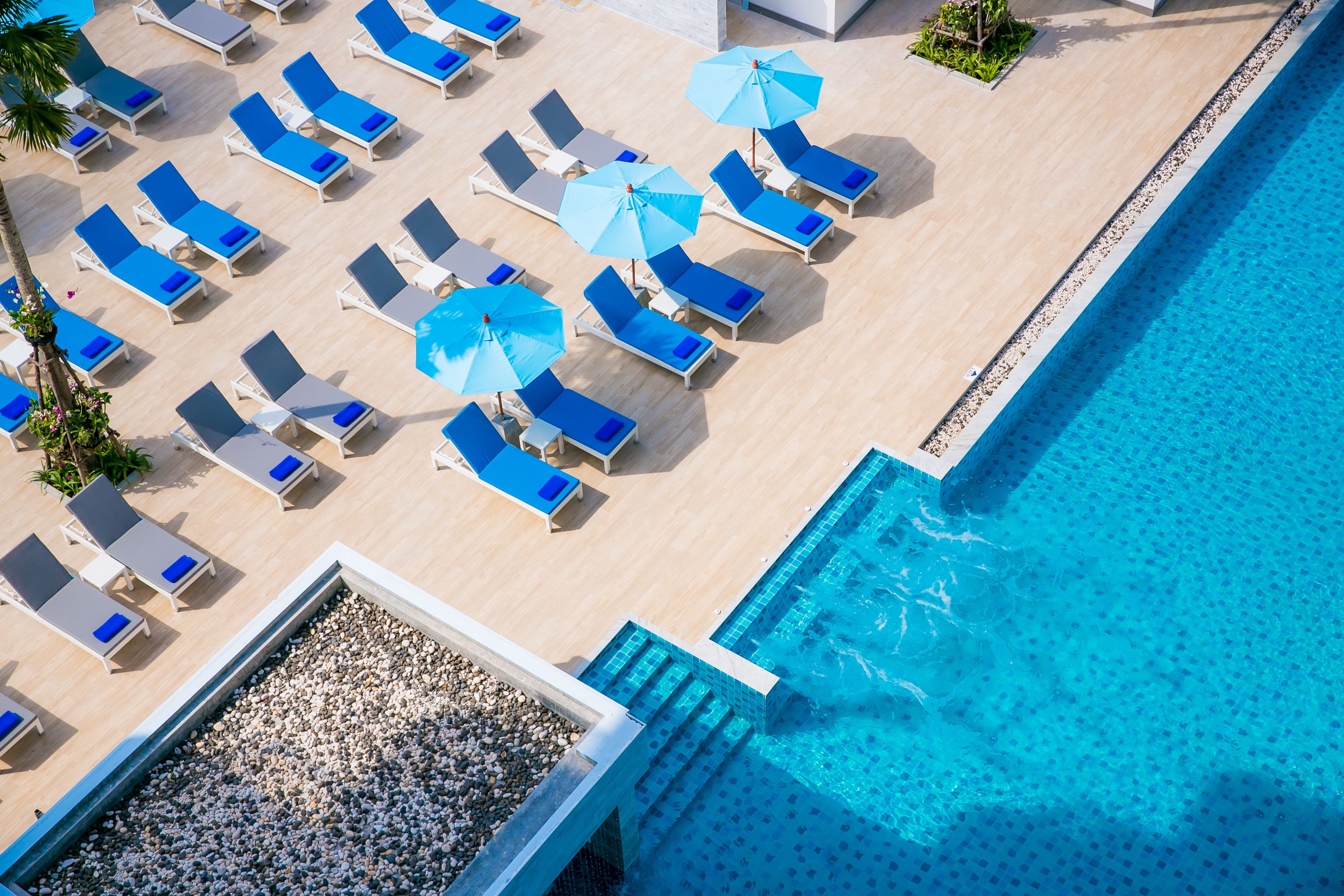 สระว่ายน้ำกลางแจ้ง, ร่มริมสระว่ายน้ำ, เก้าอี้อาบแดดริมสระ