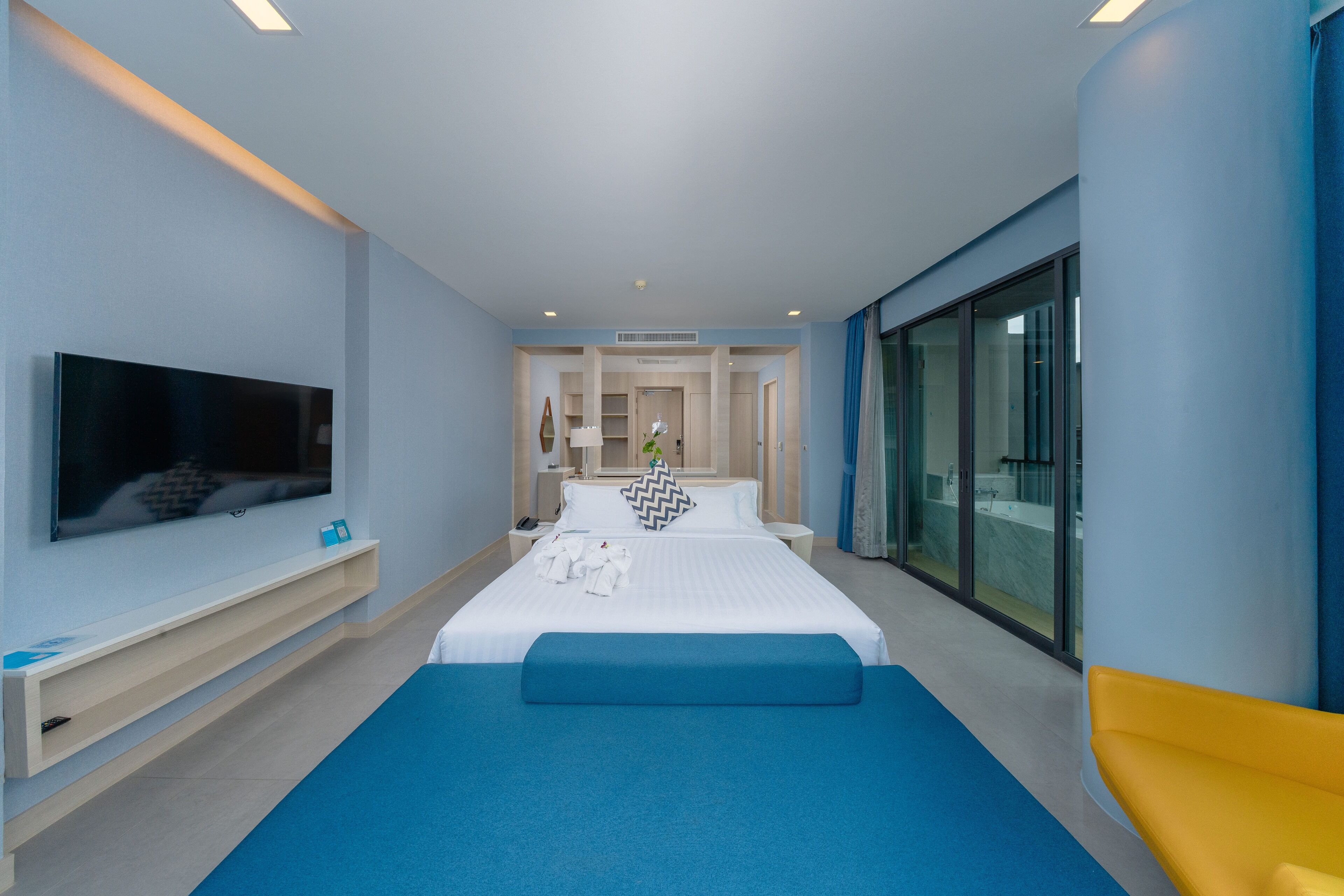 deluxe sweet room | in-room safe, desk, blackout curtains, soundproofing