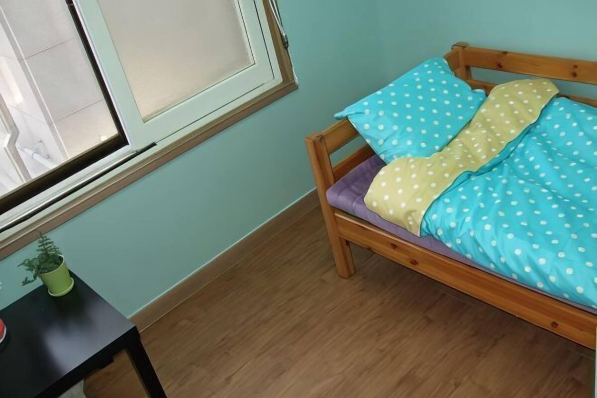 In-room safe, iron/ironing board (on request), WiFi (free), bed sheets