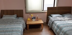 1 x Private Triple Room(Shared Bathroom) (1 Double Bed, 1 Single Bed) | Zimmersafe, Bügeleisen/Bügelbrett, kostenloses WLAN, Bettwäsche