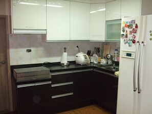 Refrigerador, microondas, parrilla de estufa y utensilios de cocina 