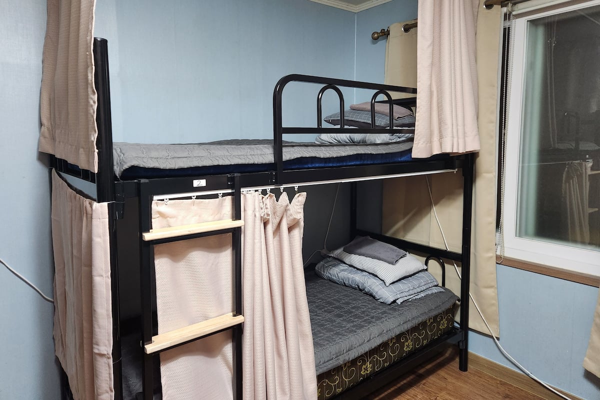 1 x Bed in 8-Bed Mixed Dormitory Room(shared Bathroom) | Una cassaforte in camera, ferro/asse da stiro, Wi-Fi gratuito, lenzuola