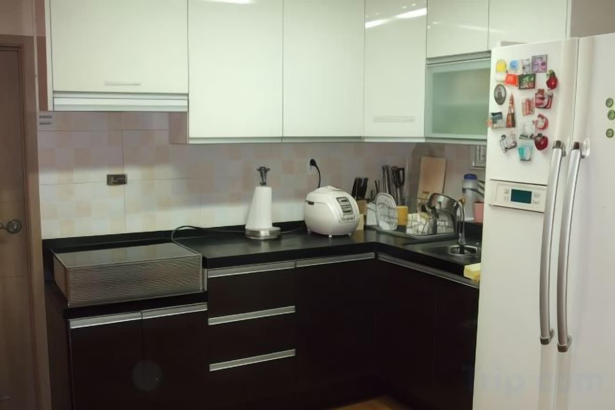 Cocina privada | Refrigerador, microondas, parrilla de estufa y utensilios de cocina
