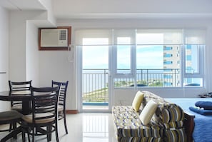 Mactan Seaside Studio A  | Camas com colchões pillow-top, individualmente decorados