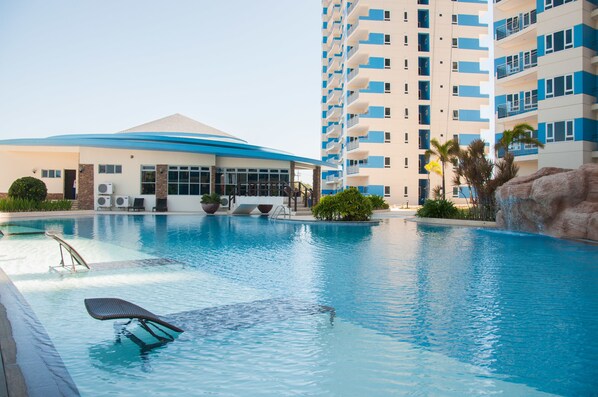 2 outdoor pools