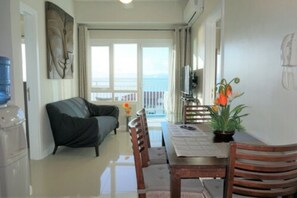 apartman, 2 hálószobával, tengerre néző (Mactan Apartment C) | Kényelmi párnázat, egyedi dekoráció, egyedi berendezés és íróasztal