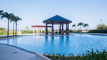 Mactan Seaside 1-Bedroom Apartment A (with Queen Bed) | Kolam renang kanak-kanak | 2 kolam renang terbuka