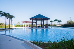 Mactan Seaside 1-Bedroom Apartment A (with Queen Bed) | Children’s pool | 2 outdoor pools - Islands Stay Hotel Mactan (Lapu-Lapu)