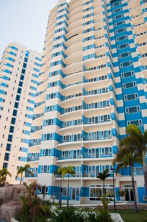 Mactan Seaside 1-Bedroom Apartment A (with Queen Bed) | Kényelmi párnázat, egyedi dekoráció, egyedi berendezés és íróasztal