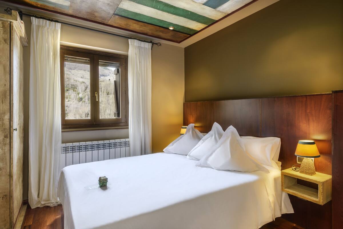 Kamar Double Standar | Seprai premium, selimut bulu angsa, busa memori, dan minibar