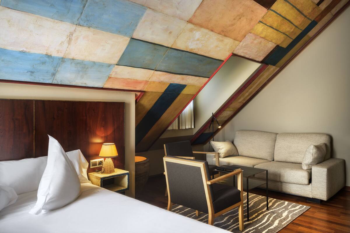 Kamar Romantis | Seprai premium, selimut bulu angsa, busa memori, dan minibar