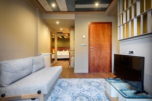 Habitación junior | Sala de estar | Televisión de pantalla plana de 32 pulgadas con canales digitales