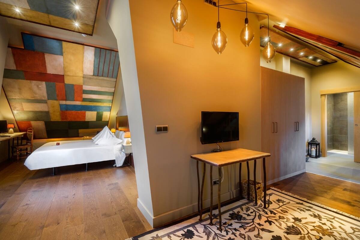 Kamar Premium | Seprai premium, selimut bulu angsa, busa memori, dan minibar