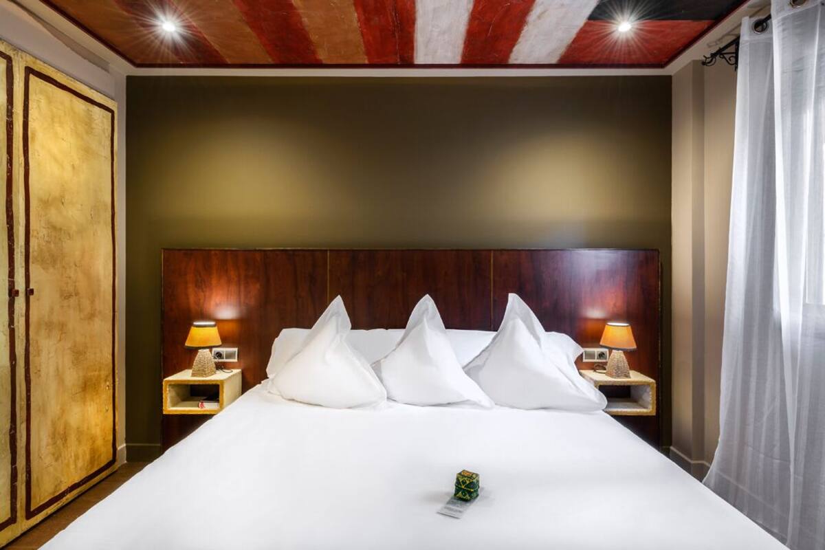 Kamar Grand | Seprai premium, selimut bulu angsa, busa memori, dan minibar