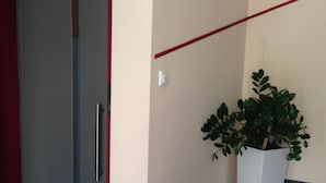 A staircase with a potted plant on the landing. - Zefyros Hotel (Rhodes)