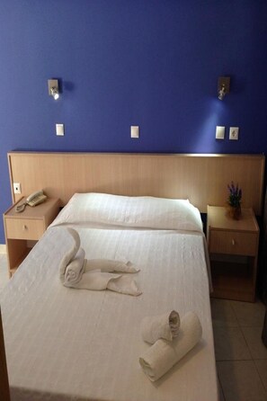 Caja de seguridad en la habitación y tabla de planchar con plancha 