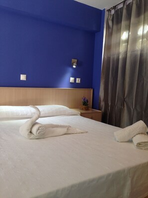 ダブルまたはツインルーム バルコニー シティビュー | セーフティボックス (室内)、アイロン / アイロン台、WiFi (無料)