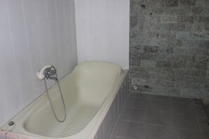 Standard Room | Deep-soaking bathtub