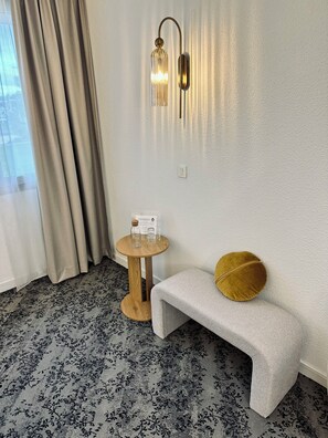 Deluxe dubbelrum - utsikt mot marinan | Sängtillbehör av högsta kvalitet, skrivbord och mörkläggningsgardiner