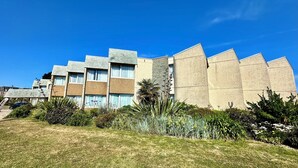 Un bâtiment moderne à plusieurs étages, dont les façades sont un mélange de briques et de pierres.