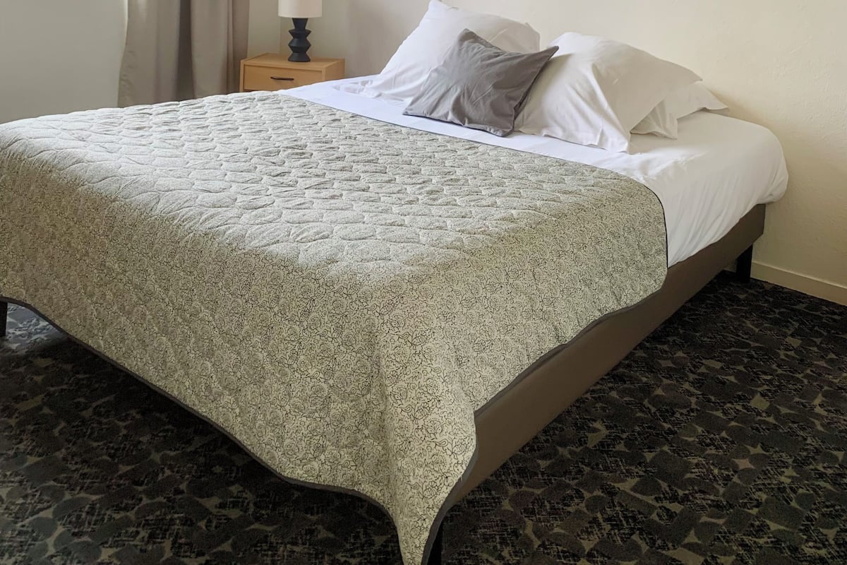 Premium bedding, desk, blackout drapes, soundproofing