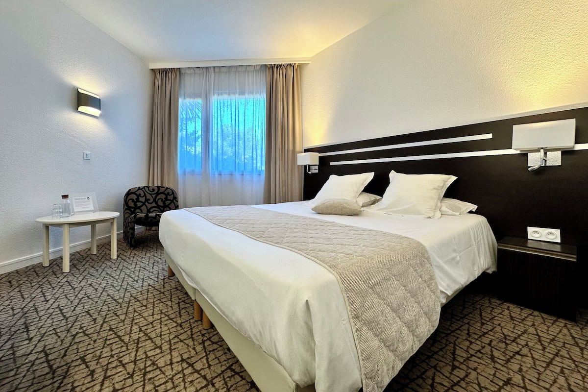 Premium bedding, desk, blackout drapes, soundproofing