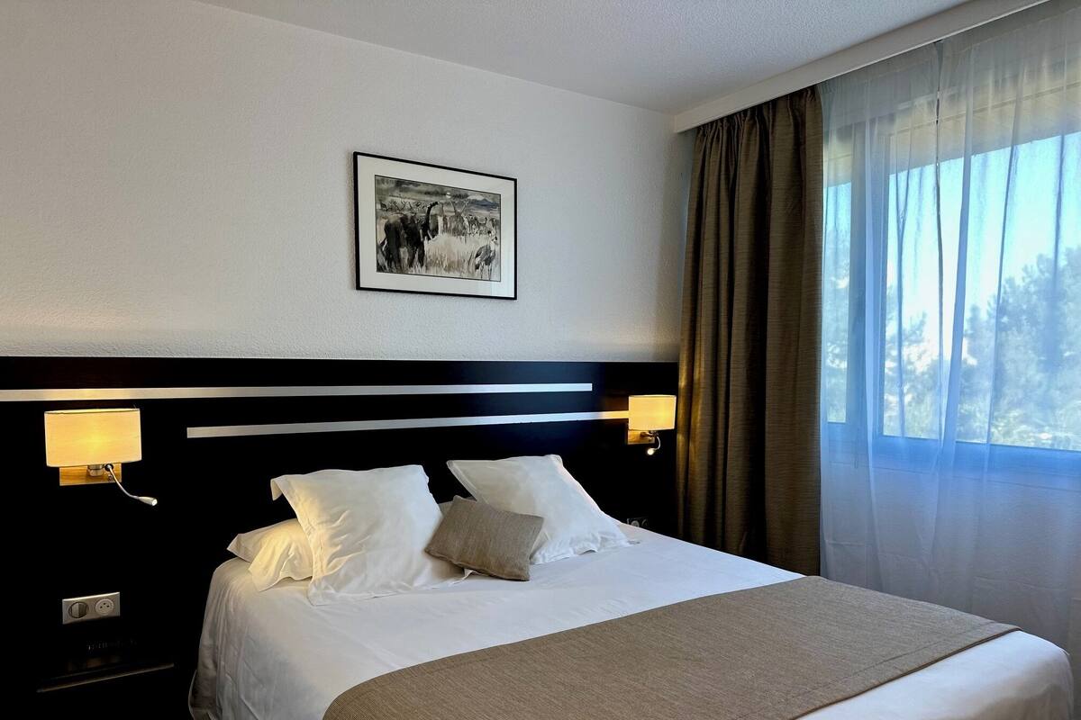 Premium bedding, desk, blackout drapes, soundproofing