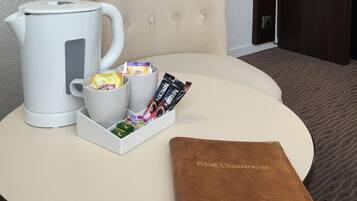 SÀngtillbehör av högsta kvalitet, skrivbord och mörklÀggningsgardiner