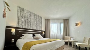 Comfort Double Room | Peralatan tempat tidur premium, meja, langsir/tirai gelap terus