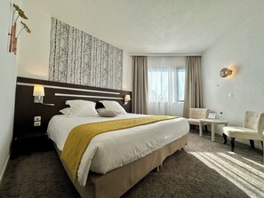 Quarto casal conforto | Roupas de cama premium, escrivaninha, cortinas blackout