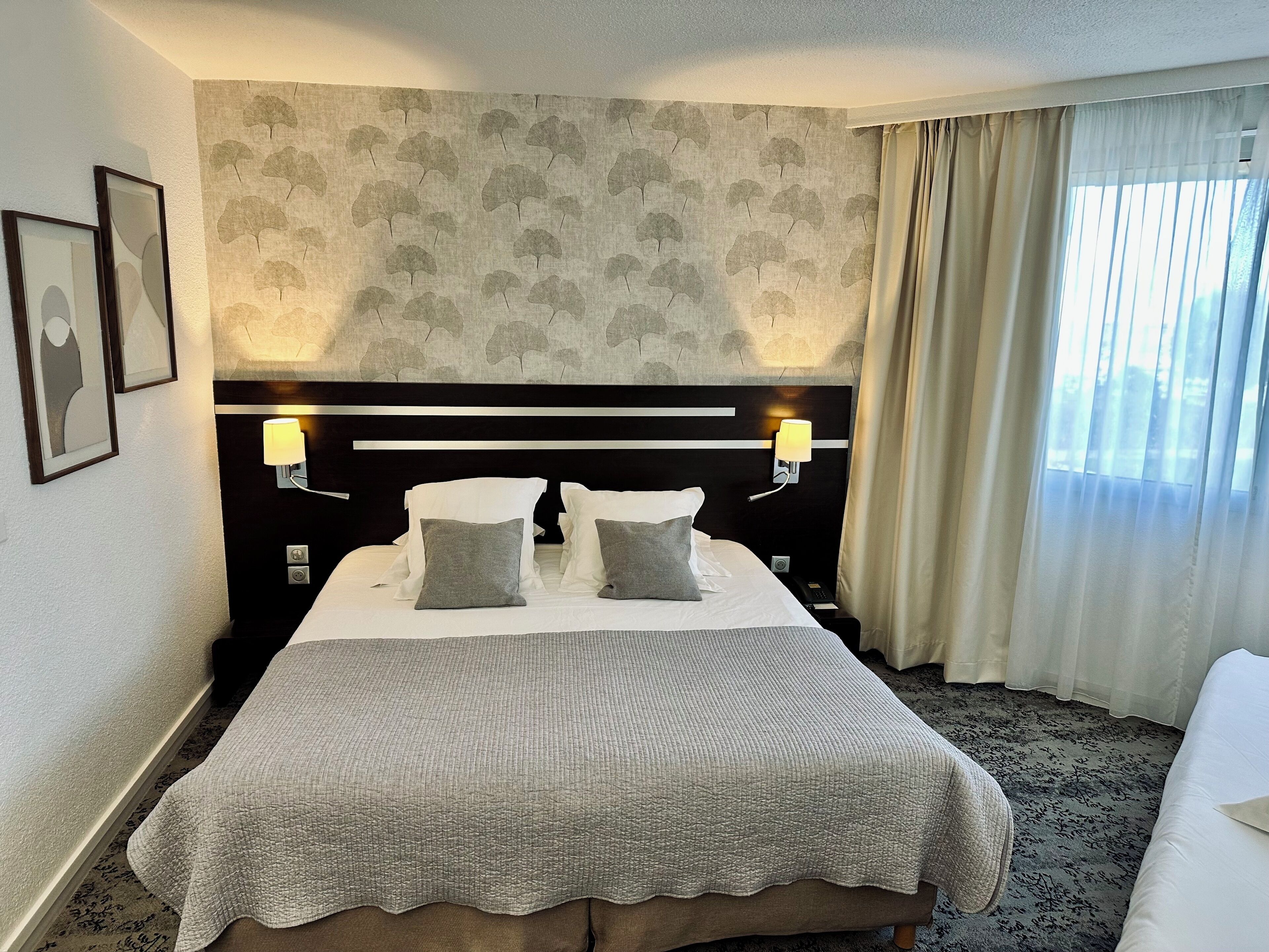 Trippelrum | Sängtillbehör av högsta kvalitet, skrivbord och mörkläggningsgardiner